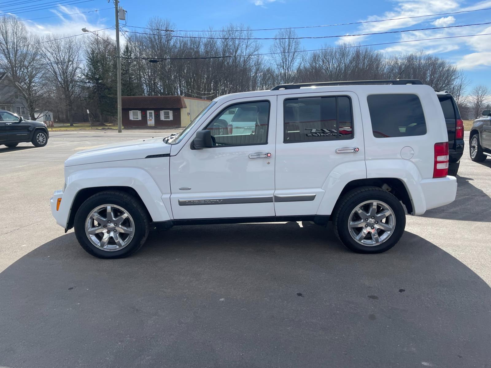 2012 White /Black Jeep Liberty Latitude 4WD (1C4PJMAK0CW) with an 3.7L V6 SOHC 12V engine, 4-Speed Automatic transmission, located at 547 E. Main St., Orwell, OH, 44076, (440) 437-5893, 41.535435, -80.847855 - Photo #15